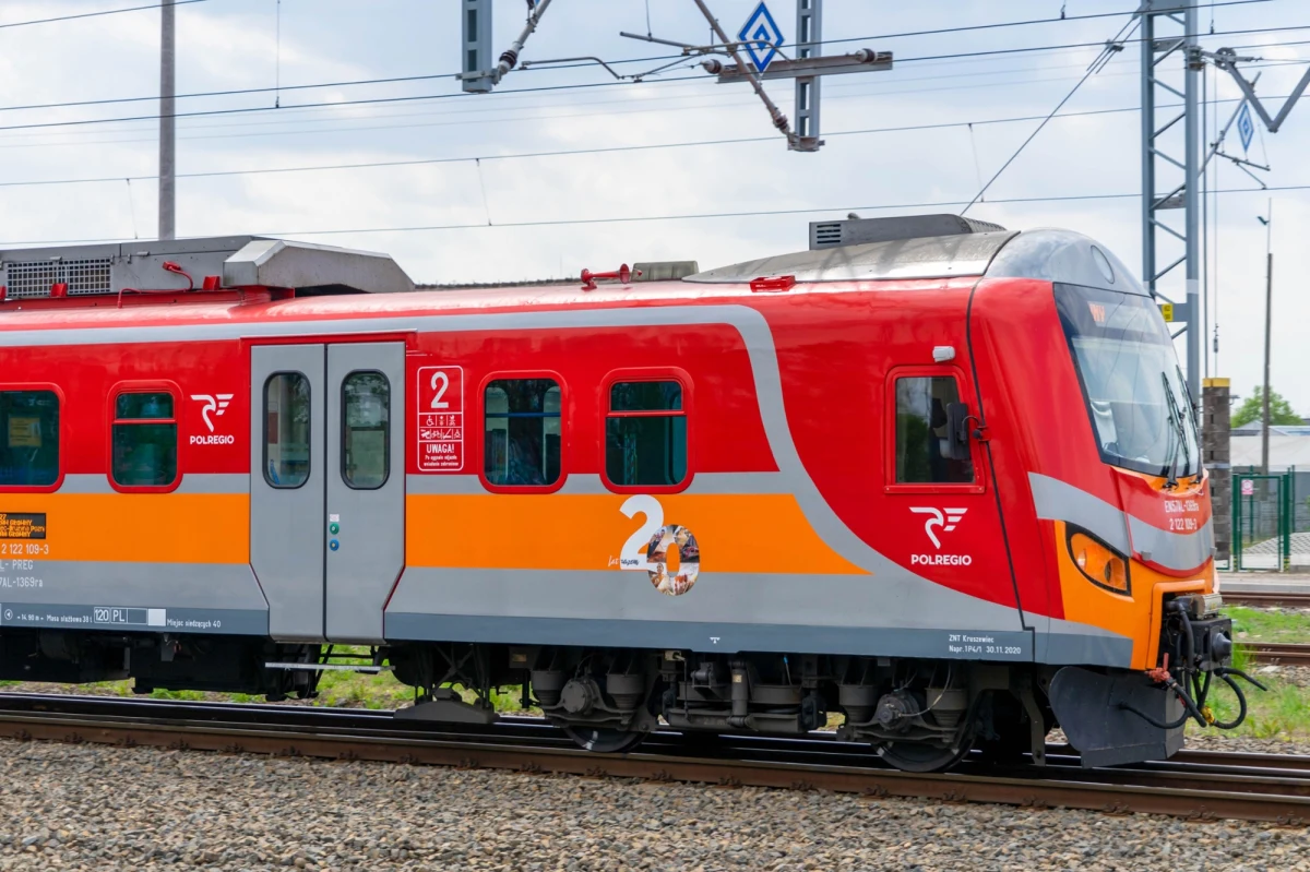 Na Podkarpaciu brakuje maszynistów do prowadzenia pociągów regionalnych. Braki są tak poważne, że władze województwa postanowiły zawiesić kilka połączeń. Na poprawę sytuacji mieszkańcy regionu muszą poczekać co najmniej do września
