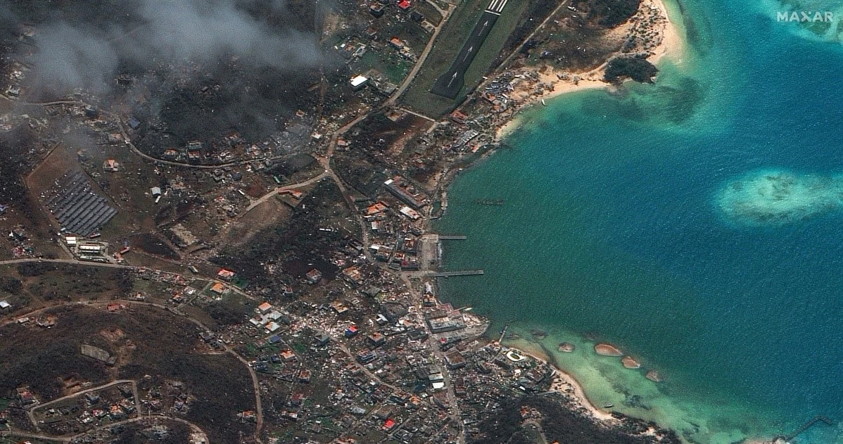 Satelitarne zdjęcie wyspy Union na Saint Vincent i Grenadyny po przejściu huraganu Beryl