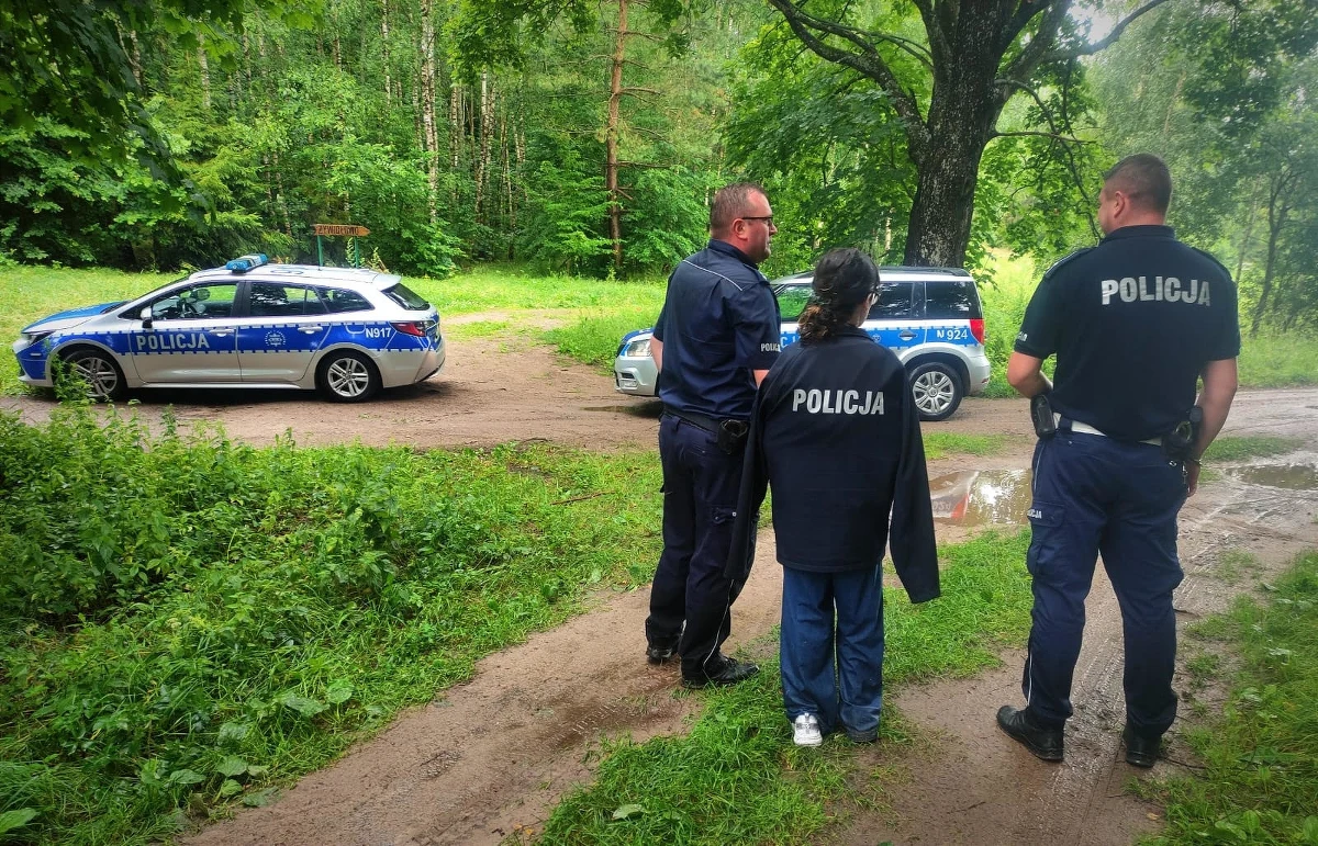 Bytowscy policjanci odnaleźli nastolatkę, która zgubiła się w gąszczach lasu w okolicach Jeleńcza (Pomorskie). Młoda kobieta prowadząc rozmowę z dyspozytorem numeru alarmowego nie potrafiła dokładnie wskazać, gdzie się znajduje