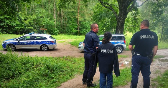 Bytowscy policjanci odnaleźli nastolatkę, która zgubiła się w gąszczach lasu w okolicach Jeleńcza (Pomorskie). Młoda kobieta prowadząc rozmowę z dyspozytorem numeru alarmowego nie potrafiła dokładnie wskazać, gdzie się znajduje