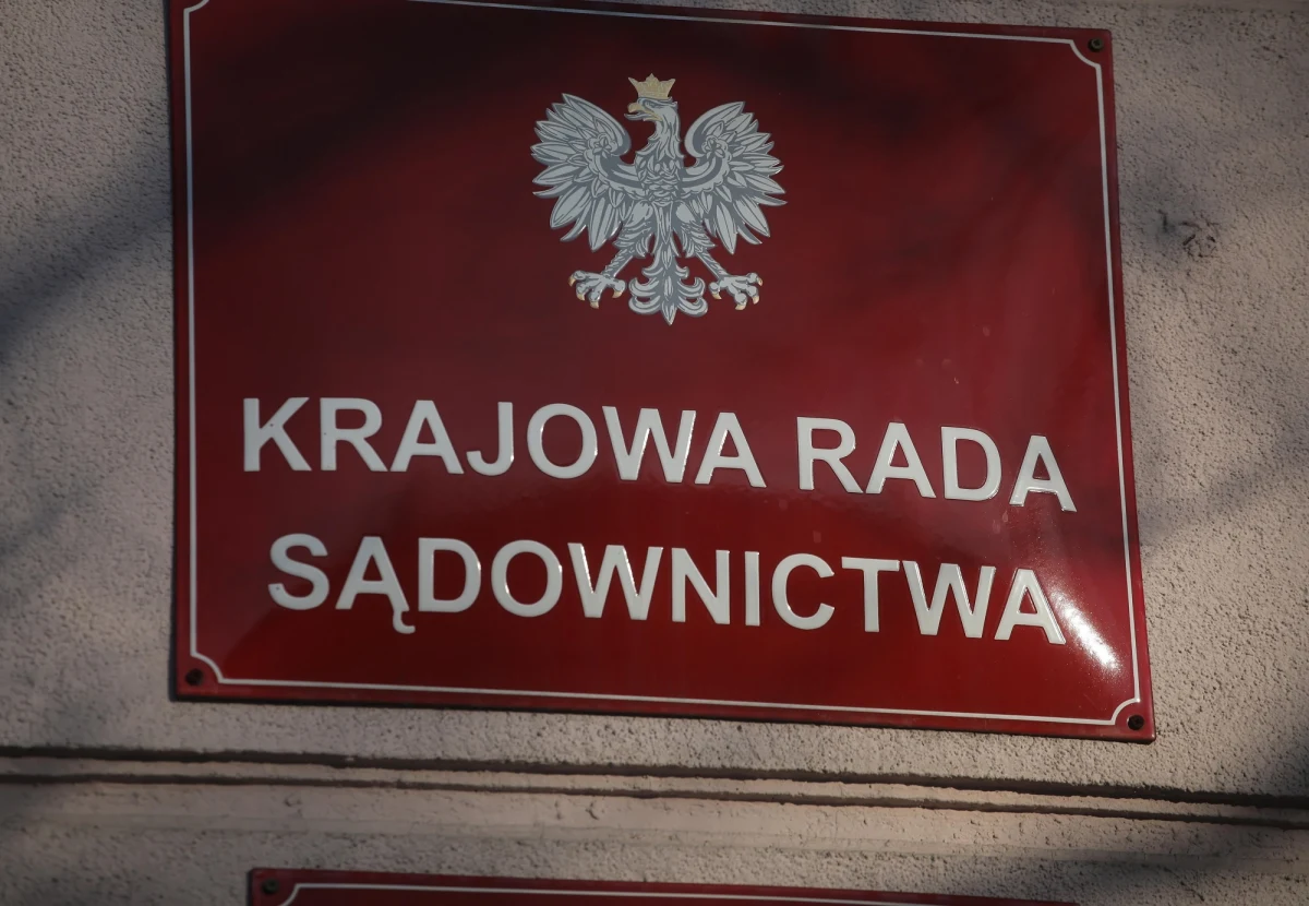 Policja i prokurator weszli w środę bez zapowiedzi do siedziby Krajowej Rady Sądownictwa. Żądają wydania dokumentacji rzeczników dyscyplinarnych pod ich nieobecność - przekazała Krajowa Rada Sądownictwa. Jak dowiedział się reporter RMF FM, prokuratura podkreśla, że trwające czynności nie mają związku z działalnością KRS.