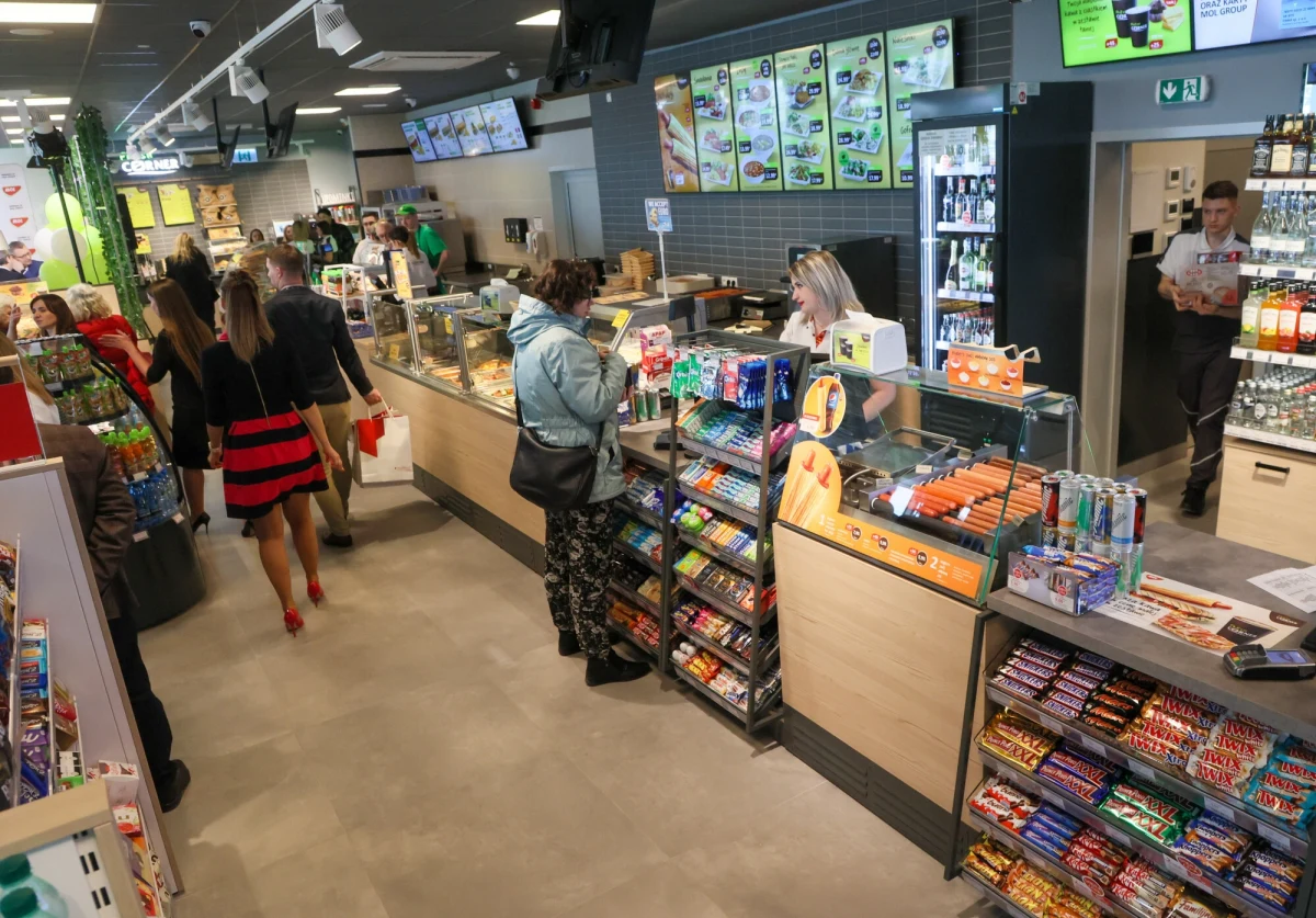 Zakaz sprzedaży alkoholu na stacjach benzynowych - ale tylko w nocy - chce wprowadzić Ministerstwo Zdrowia. Jak dowiedział się dziennikarz RMF FM, Michał Dobrołowicz, projekt ustawy w tej sprawie ma w najbliższych dniach trafić do zespołu, który projektuje prace rządu.