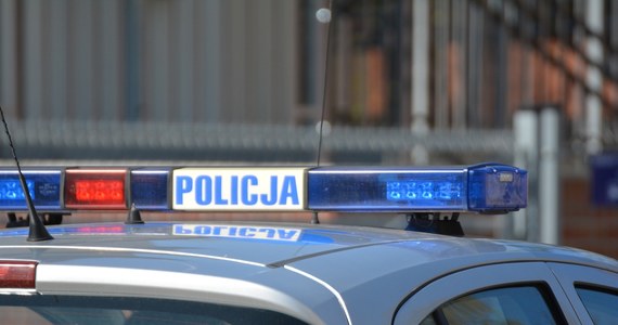 Do tragicznego wypadku doszło dziś w Lublińcu (Śląskie). 66-letni mężczyzna zginął pod kołami ciężarówki. "Kierowca samochodu, podczas wykonywania manewru cofania najechał na pieszego" - relacjonują policjanci. 