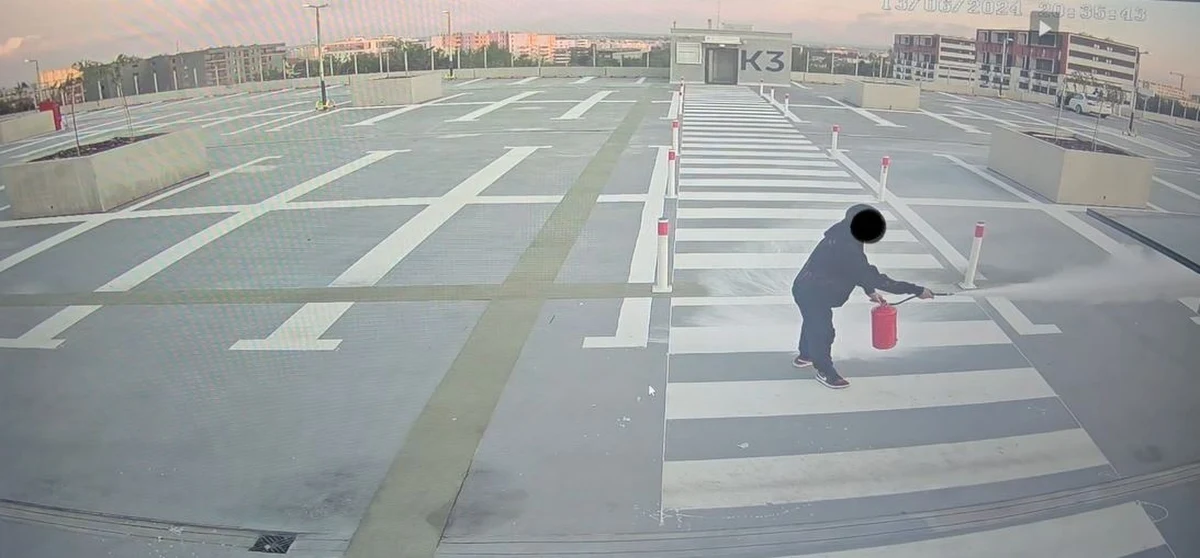 Osoby bezdomne śpiące na klatkach schodowych, bójki, młodzież biegająca z mini-miotaczami ognia, gaśnicami, pałkami teleskopowymi i maczetami. Zdewastowane ubikacje, urwane klamki w drzwiach – tak w zaledwie kilka miesięcy po otwarciu wygląda parking Park&Ride na Górce Narodowej. Obiekt w związku z naprawą szkód – od dzisiaj do niedzieli będzie zamknięty. 