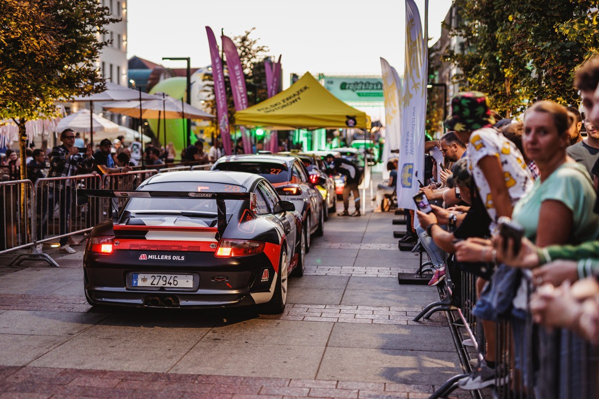 Dokładnie 100 dni pozostało do rozpoczęcia tegorocznego Rajdu Śląska – największego wydarzenia motoryzacyjnego w regionie. W drugi weekend października na Śląsk przyjadą najlepsze rajdowe załogi Europy, a rywalizacja może rozstrzygnąć losy tytułu mistrzowskiego, ponieważ Rajd Śląska będzie finałową rundą cyklu.