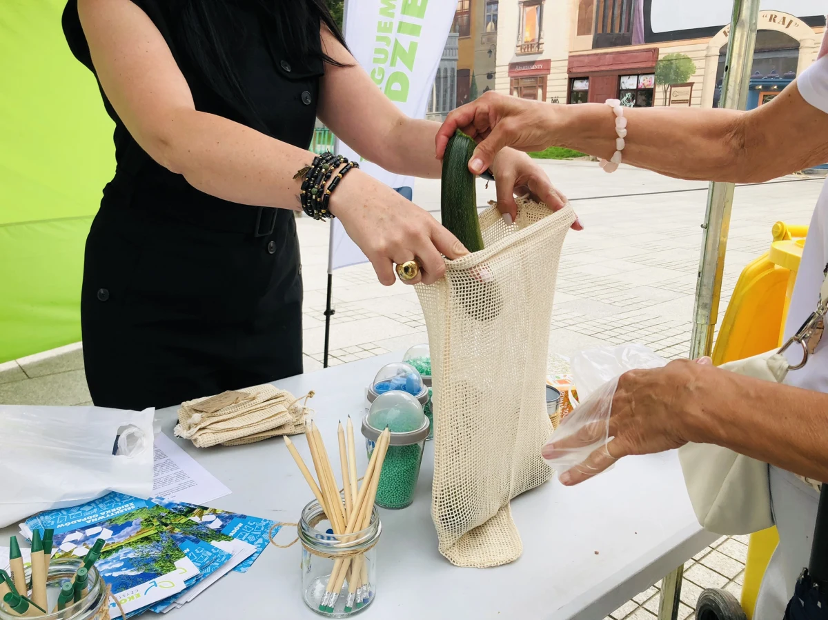 Każdy obywatel Unii Europejskiej zużywa rocznie 200 toreb foliowych. To dobry argument, żeby "zrywkę" zastąpić materiałową torbą wielokrotnego użytku. Dziś (3 lipca) w Międzynarodowym Dniu bez Toreb Foliowych MPO - Łódź zachęcało mieszkańców do takiego właśnie działania.