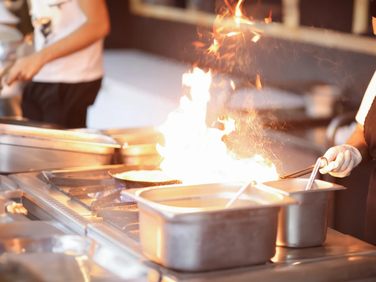 Przeterminowane przyprawy, zardzewiałe półki w lodówce, brudne talerze, brak siatki zabezpieczającej przed owadami - to tylko niektóre z nieprawidłowości, jakie inspekcji sanitarnej stwierdzili w Zachodniopomorskiem podczas weekendowych kontroli. Wystawiono 16 mandatów.
