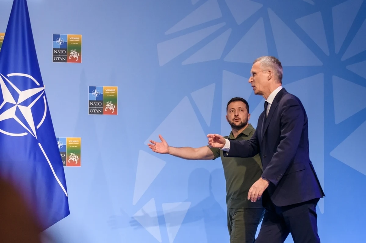 Anonimowi dyplomaci donoszą, że państwa NATO zgodziły się na przeznaczenie w przyszłym roku 40 mld euro na pomoc wojskową dla Ukrainy. O utrzymanie pomocy dla Kijowa apelował szef Sojuszu Jens Stoltenberg. To ważna informacja, w kontekście zbliżających się wielkimi krokami wyborów prezydenckich w Stanach Zjednoczonych.