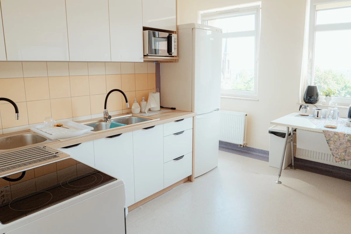 Schronisko dla osób w kryzysie bezdomności z usługami opiekuńczymi powstało na piątym piętrze Szpitala Miejskiego w Sosnowcu. Choć zostało otwarte zaledwie 3 dni temu, osiem z piętnastu miejsc jest już zajętych. 