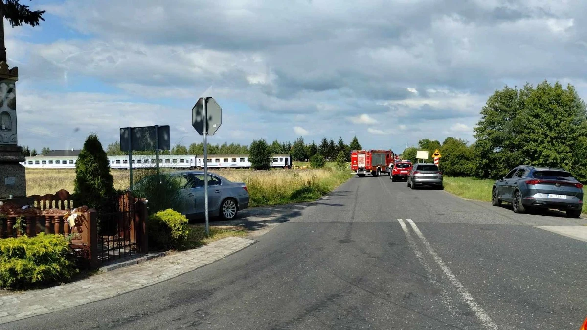 Tragiczny wypadek na torach w województwie kujawsko-pomorskiem. Samochód osobowy wjechał pod pociąg w Dylewie pod Rypinem. Jedna osoba nie żyje.