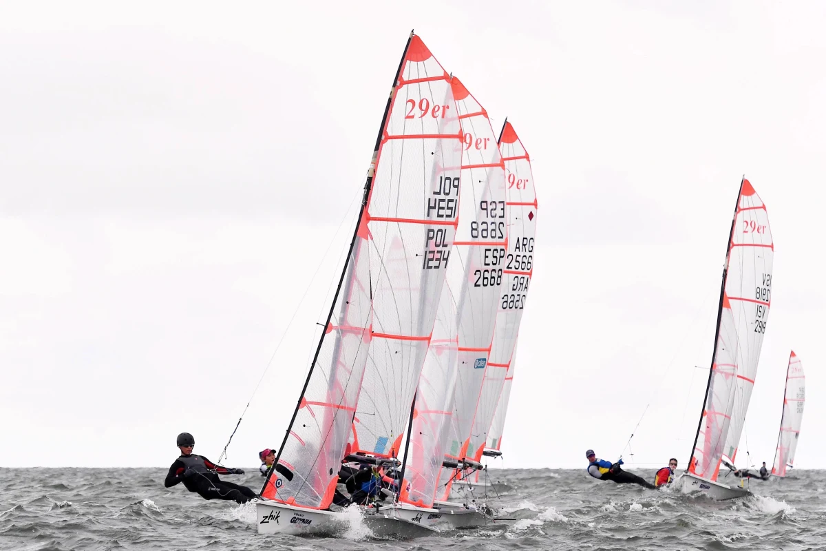 Dziś podczas 25. edycji Gdynia Sailing Days rozpoczęły się Mistrzostwa Europy w klasie 29er. Na wodach Zatoki Gdańskiej rywalizuje 138 załóg, w tym 18 polskich duetów. Medaliści wyłonieni zostaną w poniedziałek.