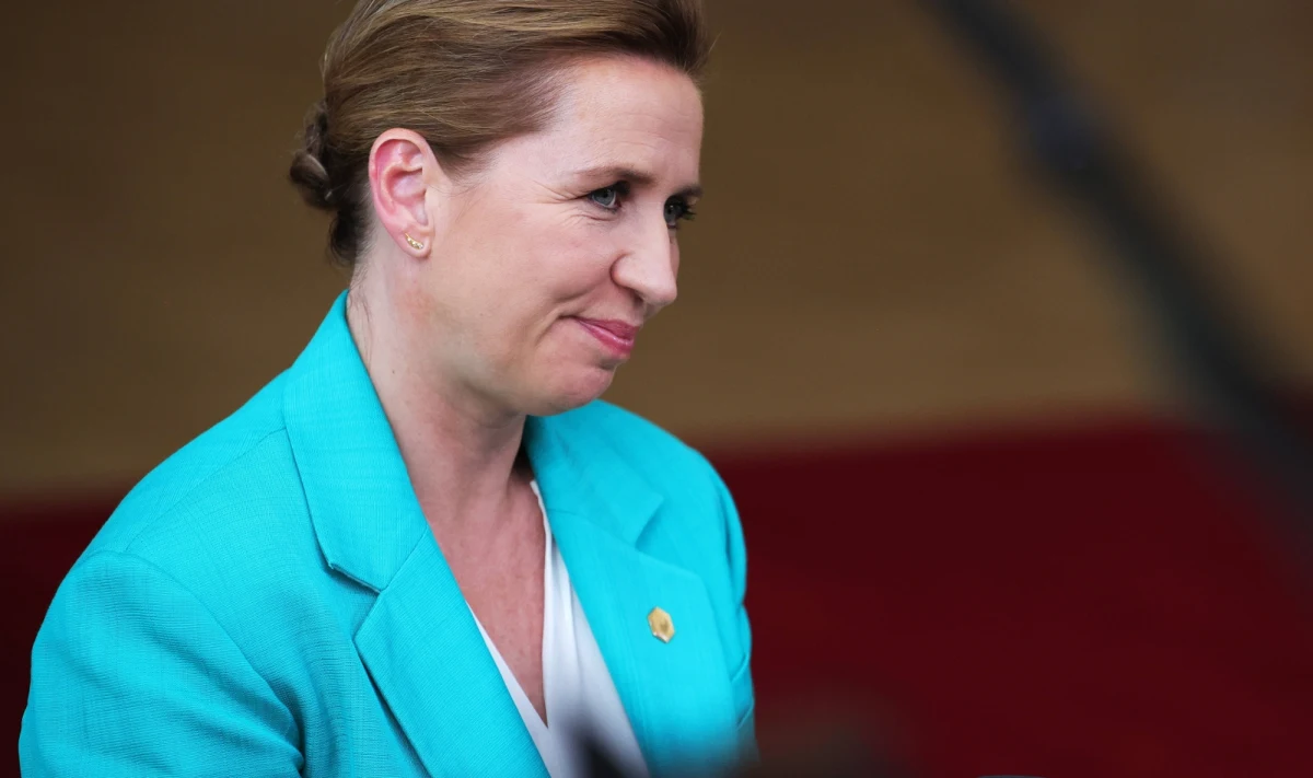 Polak, który zaatakował w ubiegłym miesiącu premier Danii Mette Frederiksen, usłyszał zarzuty. Mężczyzna nie przyznaje się do winy. Grozi mu kara grzywny lub nawet do ośmiu lat więzienia. 