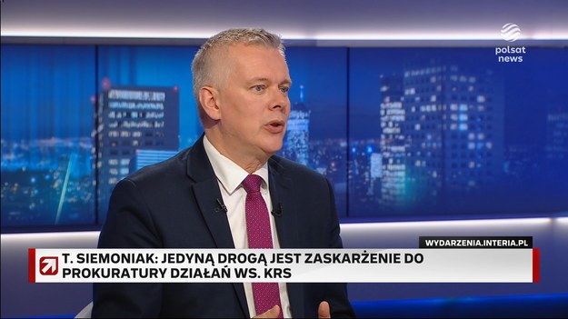 Prowadzący Dariusz Ociepa zapytał też ministra o trwające rozliczenia rządów PiS i obietnicach, jakie składają politycy poprzedniej władzy, dotyczących takich samych, przyszłych ruchów wobec polityków Koalicji 15 Października. Siemoniak odparł, że "nie da się zastraszyć".- To, co się działo w Funduszu Sprawiedliwości, woła o pomstę do nieba - ocenił, odnosząc się do fragmentu wywiadu Interii ze Zbigniewem Ziobrą. W nim lider Suwerennej Polski nazwał obecne działania wobec PiS "nienawiścią Tuska i polityczną zemstą". 