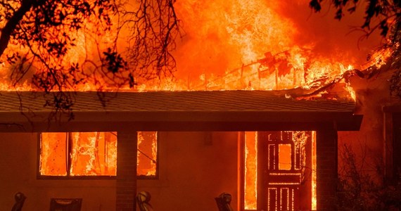 Strażacy kalifornijscy walczą z dużymi pożarami lasów. Tysiące osób zostało ewakuowanych. 110 milionów ludzi w 21 stanach jest objętych ostrzeżeniami o upałach.