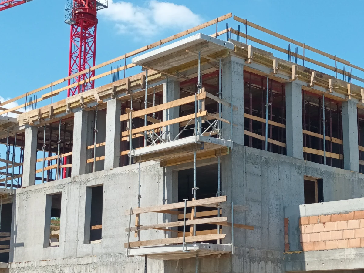 O wciąż przekładanych, kolejnych prawdopodobnych terminach wejścia w życie "kredytu zero procent" lub - jak od kilku miesięcy brzmi jego oficjalna nazwa - "kredytu mieszkaniowego #naStart" słyszymy od kilku miesięcy. Miał obowiązywać od lipca 2024 roku, a w lipcu usłyszeliśmy, że może zostanie wdrożony na początku 2025 roku. Zadaliśmy więc pytanie ekspertom rynku nieruchomości, co może stać się w tej branży, jeśli w ogóle "naStart" nie wejdzie w życie?