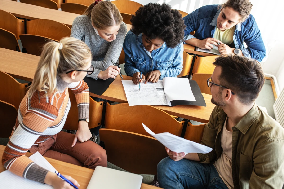 Bez znajomości polskiego i weryfikacji dokumentów o wykształceniu - uczelnie masowo i bez kontroli ściągają cudzoziemców. Co drugi studiów nie kończy - czytamy w czwartkowym wydaniu "Rzeczpospolitej", która swój artykuł nazywa studencką odsłoną afery wizowej.