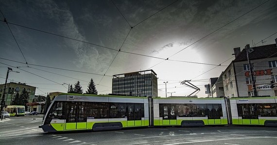 Wyświetlacze LCD, biletomaty mobilne i systemy zliczania pasażerów - takie wyposażenie mają mieć nowe tramwaje w Olsztynie. Miasto ogłosiło przetarg na tabor, który uzupełni dotychczasową flotę.