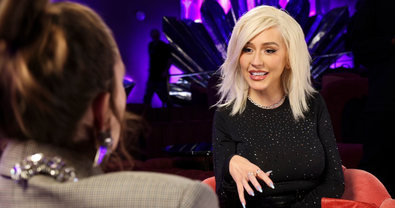 Christina Aguilera ponownie przyciąga uwagę mediów i fanów, prezentując swoją znacznie szczuplejszą sylwetkę. W najnowszym wideo na TikToku piosenkarka pokazuje się w mini spódniczce, leżąc na różowej kanapie. 
