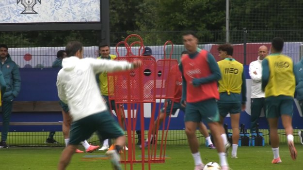 W ćwierćfinale Euro 2024 Portugalia zmierzy się z reprezentacja Francji. Spotkanie zostanie rozegrane na stadionie w Hamburgu. Drużyny nie zachwyciły swoją grą w ostatnich meczach, jednak i tak zdołały znaleźć się w najlepszej ósemce rozgrywek. Zobacz, jak do spotkania przygotowuje się Portugalia. 