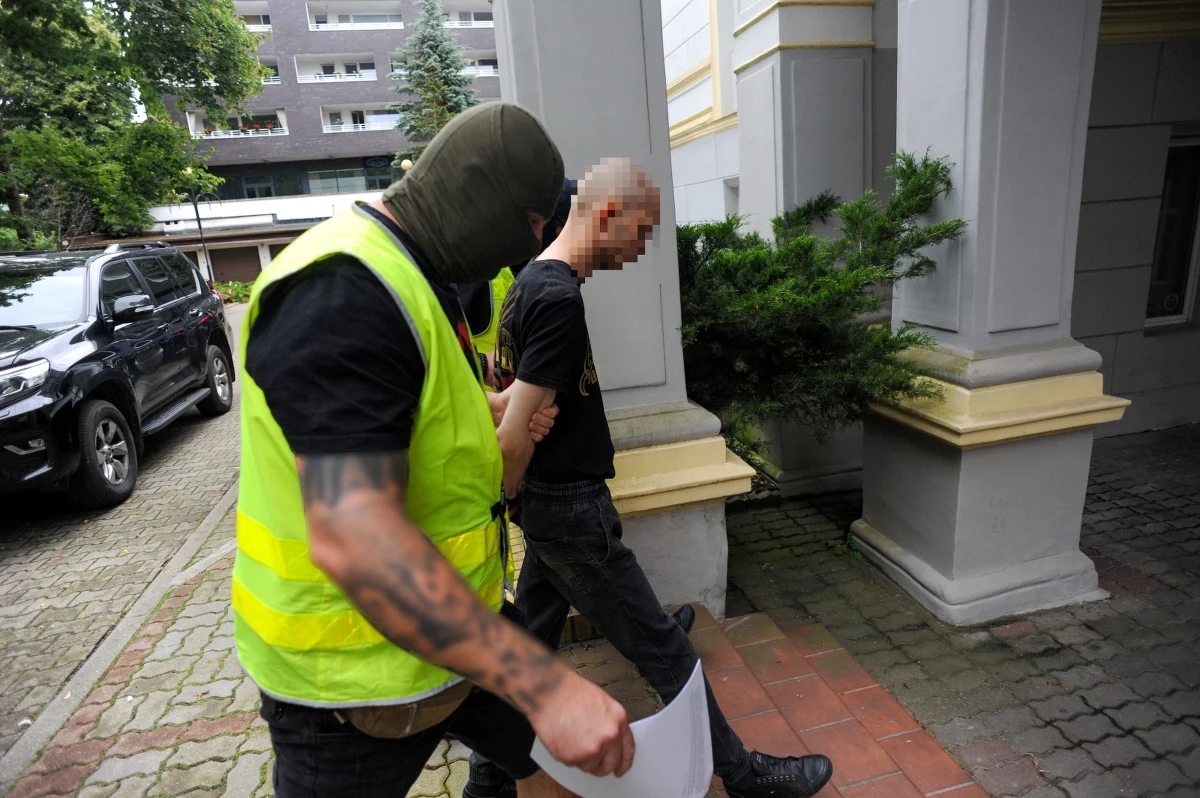 Zarzut znęcania się nad 6-miesięcznym synem, spowodowania u niego obrażeń ciała i narażenia dziecka na bezpośrednie ryzyko utraty zdrowia i życia usłyszał w prokuraturze 27-latek z Koszalina. Sąd zdecydował, że najbliższe trzy miesiące mężczyzna spędzi w areszcie. 