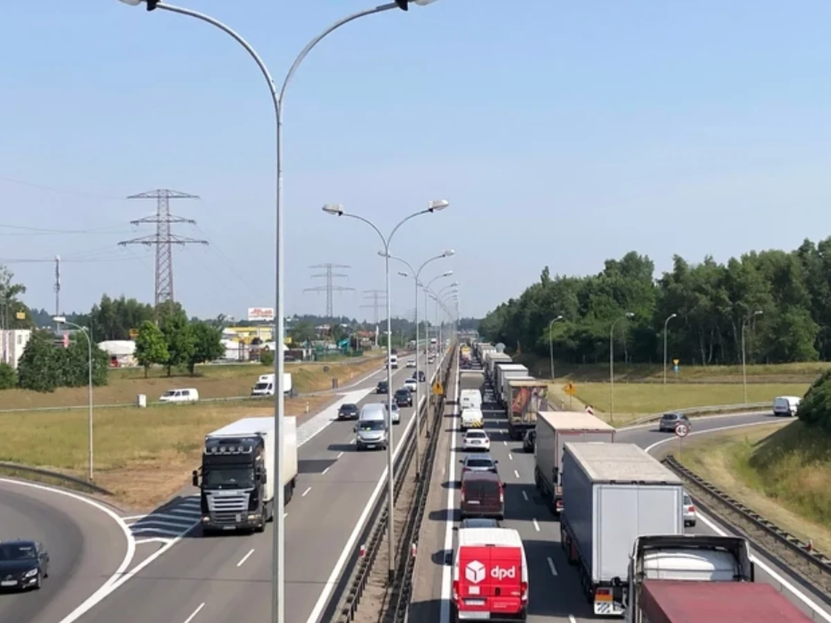 Tymczasowa organizacja ruchu i zwężone drogi czekają w kolejnych dniach na pomorskich kierowców. Wszystko w związku z budową Obwodnicy Metropolii Trójmiejskiej. 