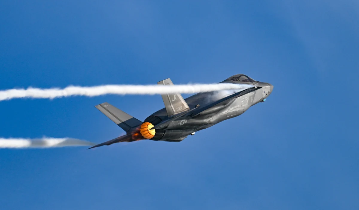 Pentagon podjął decyzję o poważnym wzmocnieniu zdolności Sił Powietrznych Stanów Zjednoczonych i Korpusu Piechoty Morskiej Stanów Zjednoczonych w Azji. Amerykanie rozmieszczą w tamtym regionie - w ramach odstraszania - bardziej zaawansowane myśliwce. Waszyngton chce przeciwdziałać ewoluującym zagrożeniom ze strony Chin, Rosji i Korei Północnej.