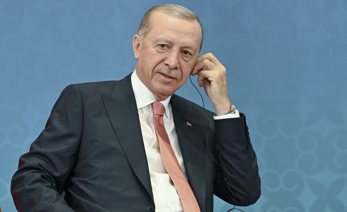 ​Prezydent Turcji Recep Tayyip Erdogan przyjedzie do Berlina na sobotni mecz ćwierćfinałowy Euro 2024 między reprezentacją swojego kraju a Holandią, mimo sporu politycznego, jaki wywołał gest tureckiego piłkarza Meriha Demirala.