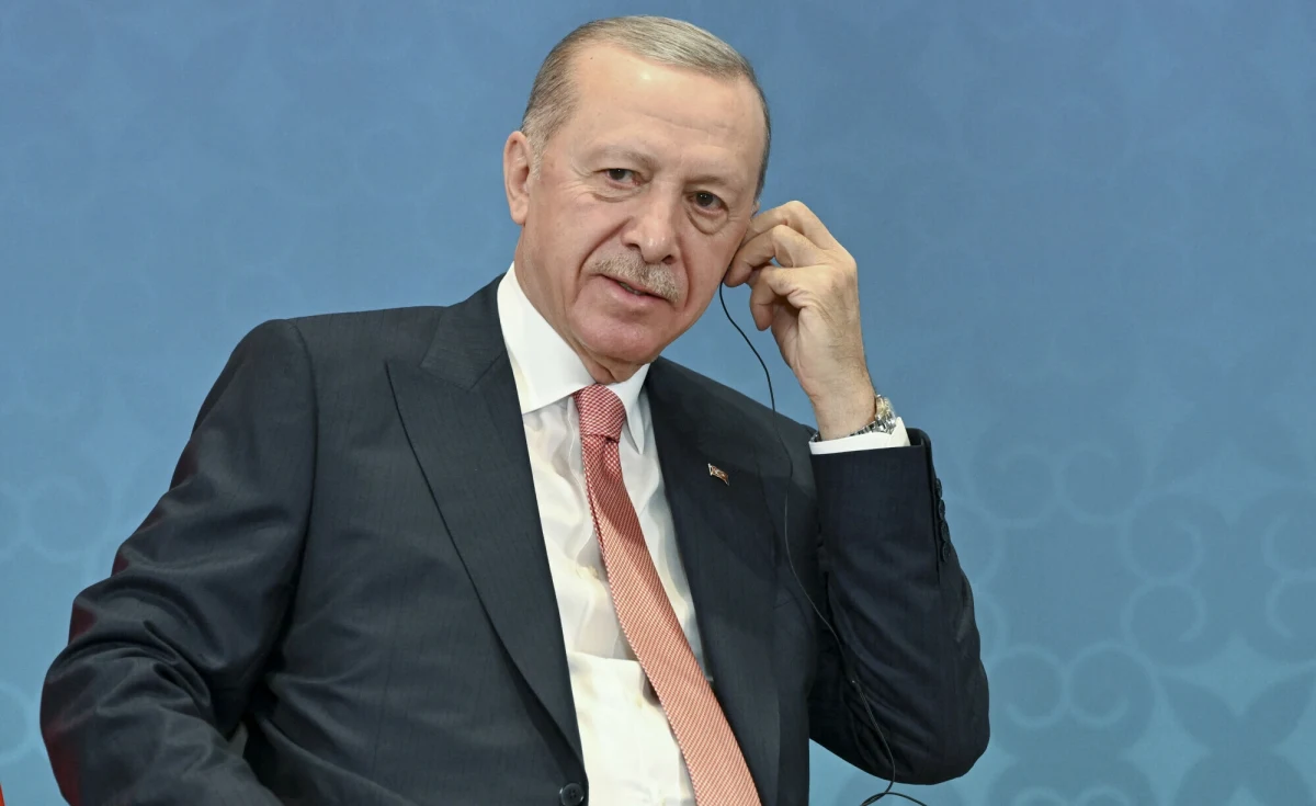 ​Prezydent Turcji Recep Tayyip Erdogan przyjedzie do Berlina na sobotni mecz ćwierćfinałowy Euro 2024 między reprezentacją swojego kraju a Holandią, mimo sporu politycznego, jaki wywołał gest tureckiego piłkarza Meriha Demirala.