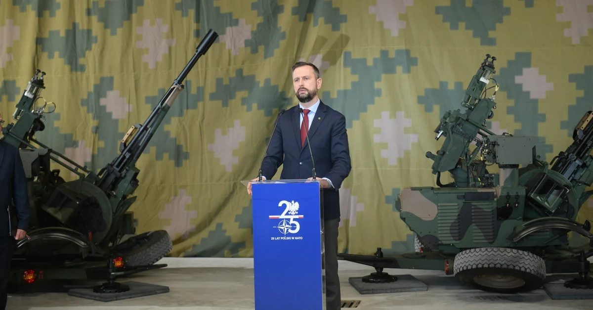 Szef MON Władysław Kosiniak-Kamysz ogłasza rekordowy budżet na obronność. W 2025 roku ma być o 10 proc. większy niż w roku obecnym, w którym wynosi około 169 mld zł. Jednym z istotniejszych elementów polskich struktur obronnych będzie obrona przeciwlotnicza. Dziś Kosiniak-Kamysz i wiceszef MON Paweł Bejda podpisali umowę na dostarczenie kolejny elementów do systemu rakietowo-artyleryjskiego PILICA.