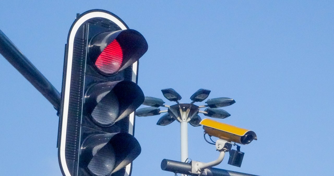 Mandat, przejazd, czerwonym, świetle, należy, najbardziej, kosztownych, samo, wykroczenie, najniebezpieczniejszych, jakiegoś, cz System Red Light jest bezwzględny. Działa w ponad 40 miejscach