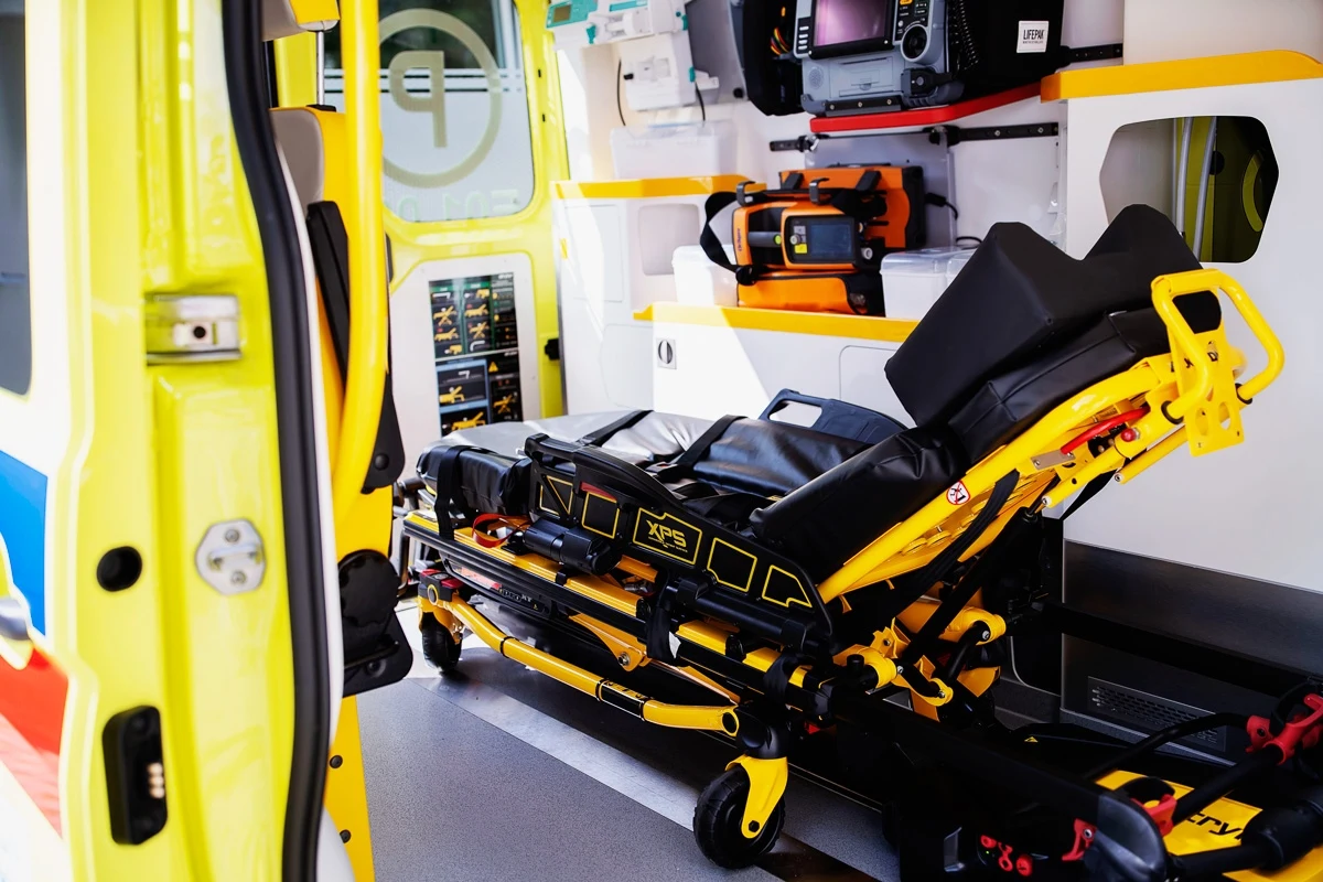 Nowoczesny i specjalistyczny ambulans od jutra (5 lipca) będzie wyjeżdżał na pomoc mieszkańcom powiatów: skierniewickiego, brzezińskiego, łowickiego i zgierskiego. Karetka wraz z wyposażeniem kosztowała blisko 860 tys. zł, z czego niecałe pół miliona to pieniądze z Budżetu Obywatelskiego Województwa Łódzkiego, a ponad 340 tys. zł pokryła Wojewódzka Stacja Ratownictwa Medycznego w Łodzi.