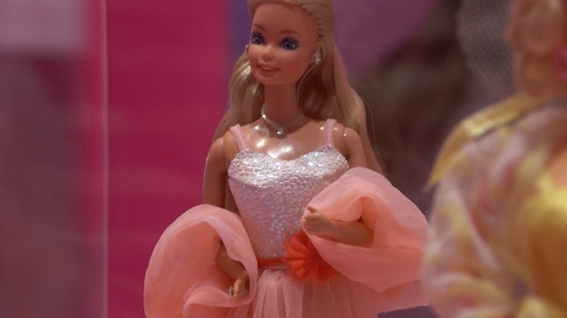 Niewiele zabawek istnieje tak długo jak ta. Minęło 65 lat od premiery pierwszej Barbie. Wystawa w Design Museum w Londynie upamiętnia ewolucję kultowej lalki. Zaprezentowano kolekcję ponad 250 lalek i akcesoriów powstałych w latach 1959-2024. Kolekcja ilustruje różne sposoby łączenia Barbie z kulturą popularną.
Barbie ewoluowała od szczupłej blondynki, lalki z 1959 roku, do całej kolekcji lalek o różnych kolorach skóry, fryzurach i typach sylwetek. Jest także symbolem kobiecej niezależności. Ta Barbie poleciała nawet w kosmos z Europejską Agencją Kosmiczną.
