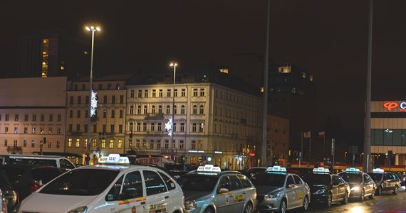 Warszawscy radni zgodzili się w czwartek na podniesienie maksymalnych opłat za przewozy taksówkami. Zgodnie z uchwałą w granicach miasta będzie obowiązywała jedna strefa opłat.