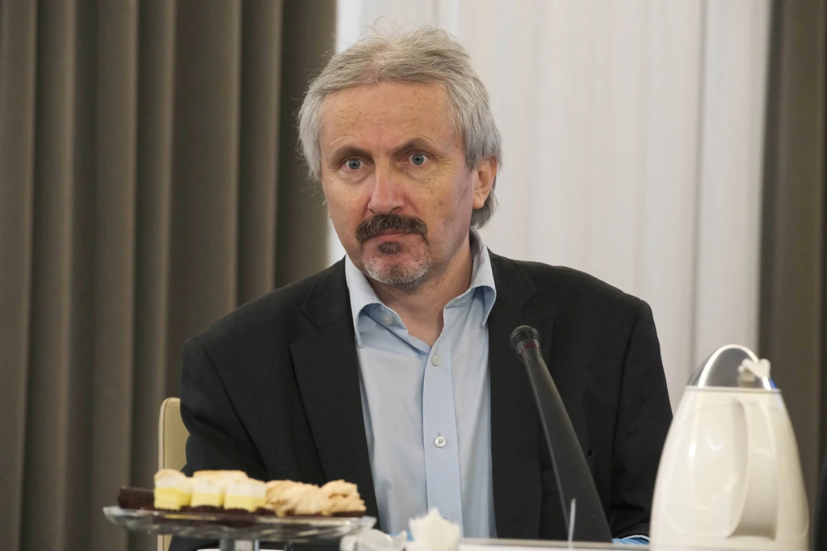 "Jarosław Kaczyński jest nieporównywalnie słabszy niż do niedawna jako lider Prawa i Sprawiedliwości. Różne formy dystansowania się od niego, dyplomatyczne w formie, mają już miejsce publiczne" - mówił w rozmowie z RMF FM prof. Rafał Chwedoruk, politolog z Uniwersytetu Warszawskiego. Jak dodał, to, co dzieje się w Sejmiku Województwa Małopolskiego, to dowód głębokiego kryzysu wewnątrz PiS.