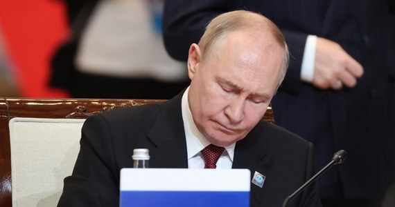 Władimir Putin powiedział, że nie zgodzi się na zawieszenie broni na Ukrainie, dopóki Kijów nie podejmie kroków, które są "nieodwracalne" i akceptowalne dla Moskwy. Prezydent Rosji przebywa w Astanie, gdzie zakończył się szczyt Szanghajskiej Organizacji Współpracy.