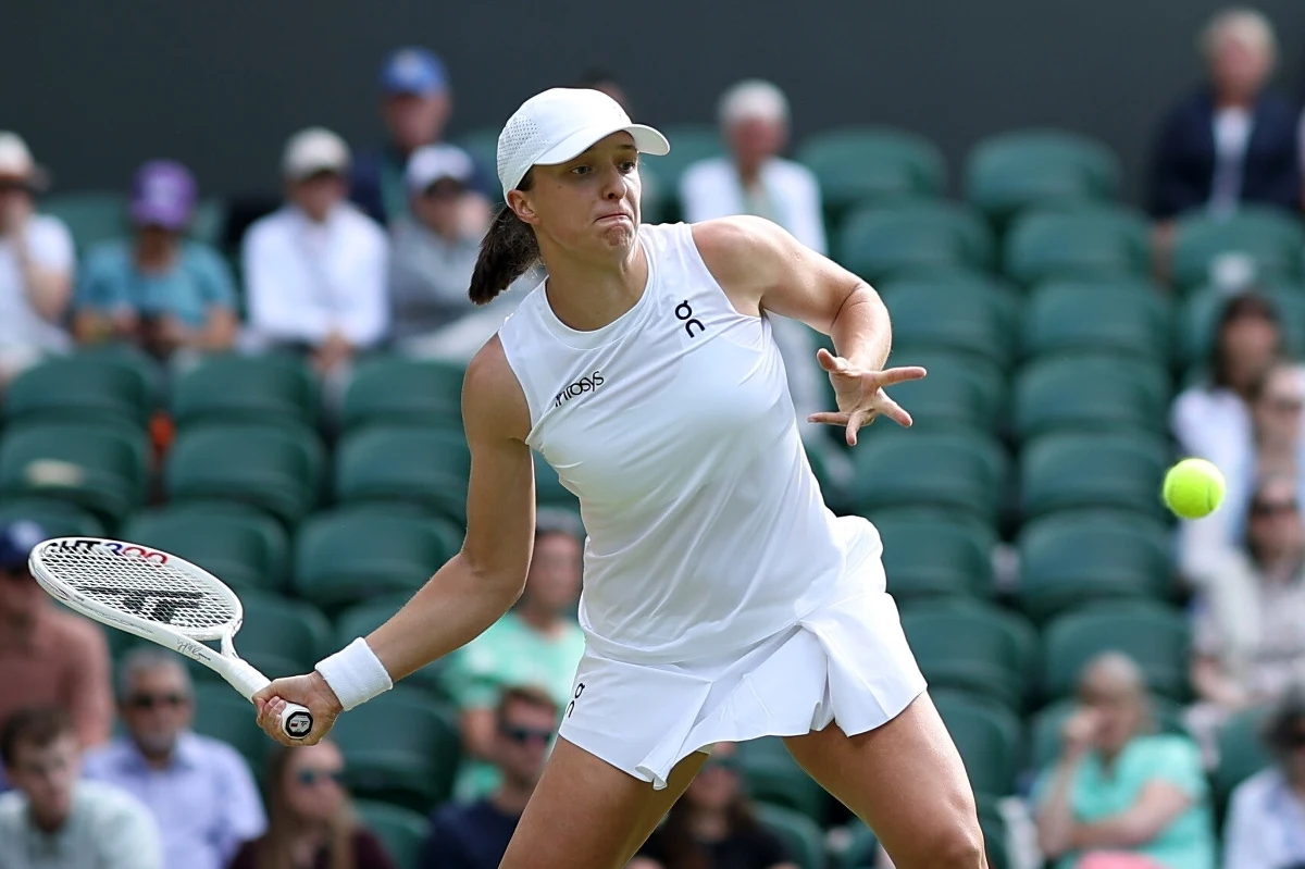 Iga Świątek w kolejnej rundzie wielkoszlemowego Wimbledonu. Polka pokonała Chorwatkę Petrę Martic 6:4, 6:3. Kolejną rywalką 23-latki w Londynie będzie Julia Putincewa z Kazachstanu.