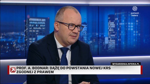 Minister Adam Bodnar ujawnił, że w związku ze sporem wokół KRS jest powyżej 500 sędziowskich wakatów.- To nie tyle paraliżuje pracę sądów, co sędziowie przyznają, że brakuje im etatów, że pewne zagadnienia są wolniej rozpoznawane, gdy sędzia idzie na urlop, to nie ma go kto zastąpić - wymieniał w "Gościu Wydarzeń".W jego ocenie, jeśli do końca kadencji prezydenta sprawa nie zostanie uregulowana, to "będziemy mieli problem".