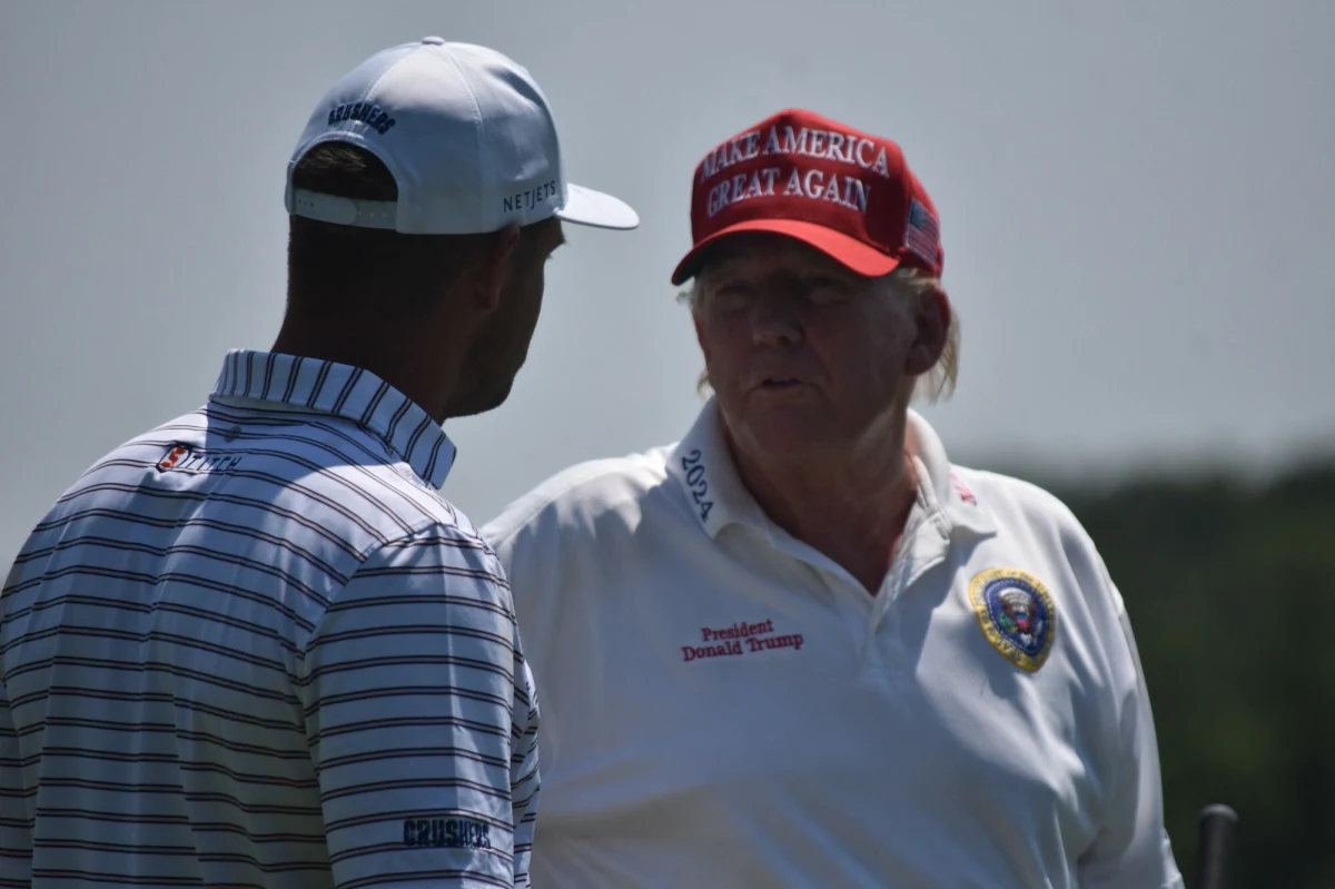 Jadąc wózkiem golfowym Donald Trump komentuje przebieg debaty wyborczej z Joe Bidenem. "Wyeliminowałem tę kupę łajna" - mówi do swoich towarzyszy. "On się już wycofał, a to oznacza, że mamy Kamalę (Harris)" - dodaje i na temat wiceprezydent Stanów Zjednoczonych Trump również ma kilka "ciepłych słów".