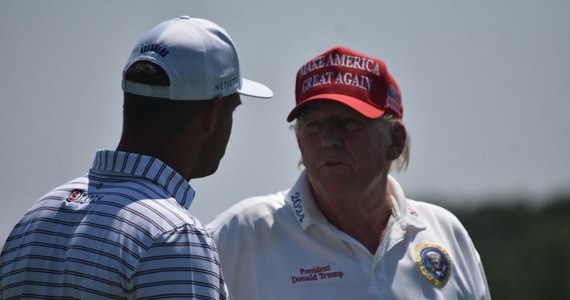 Jadąc wózkiem golfowym Donald Trump komentuje przebieg debaty wyborczej z Joe Bidenem. "Wyeliminowałem tę kupę łajna" - mówi do swoich towarzyszy. "On się już wycofał, a to oznacza, że mamy Kamalę (Harris)" - dodaje i na temat wiceprezydent Stanów Zjednoczonych Trump również ma kilka "ciepłych słów".