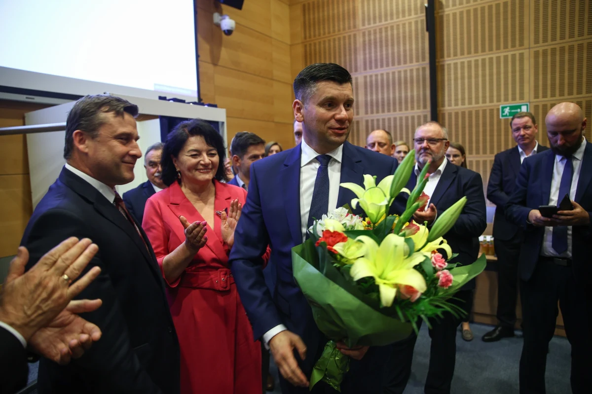 Jarosław Kaczyński zdecydował się wycofać kandydaturę Łukasza Kmity po jego pięciu porażkach w głosowaniach. Nowym kandydatem partii na marszałka Małopolski został Łukasz Smółka, który ma dobre relacje z przedstawicielami obu frakcji PiS w regionie. I Smółka głosowanie wygrał. Poparło go 22 radnych.