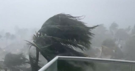 Przetaczający się przez Karaiby huragan Beryl zbliża się do wybrzeży Meksyku. Oczekuje się, że żywioł uderzy w ląd w nocy z czwartku na piątek wiatrem o sile do 190 km/godz.
