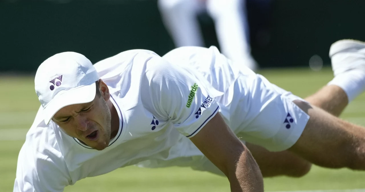 Hubert Hurkacz nie dokończył spotkania drugiej rundy Wimbledonu z powodu kontuzji