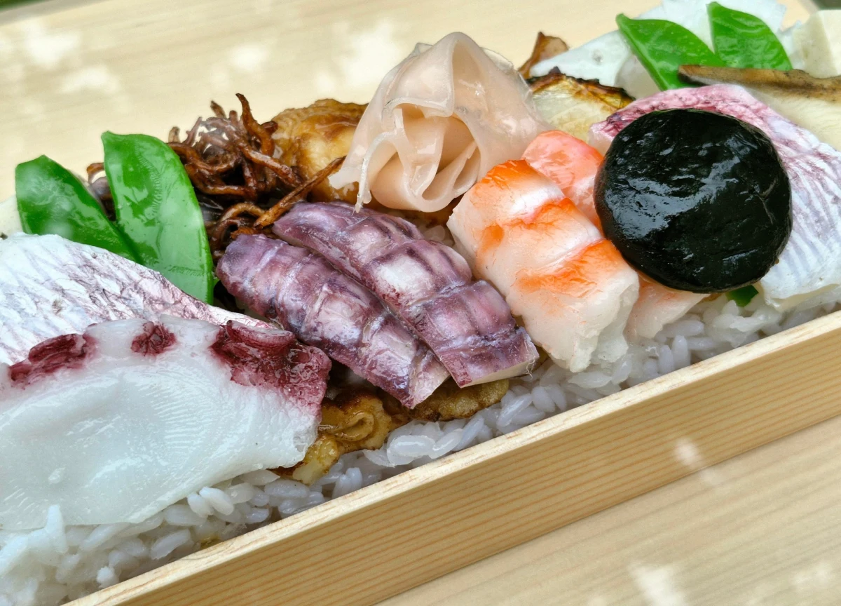 Weekend z Japonią pełną smaków w ogrodach krakowskiego Muzeum Manggha będzie zaproszeniem do objerzenia niezwykłej wystawy zatytułowanej: "I Love Sushi". Jej twórcy przybliżą publiczności historię potrawy ważnej nie tylko w japońskiej kuchni, ale też kulturze.

