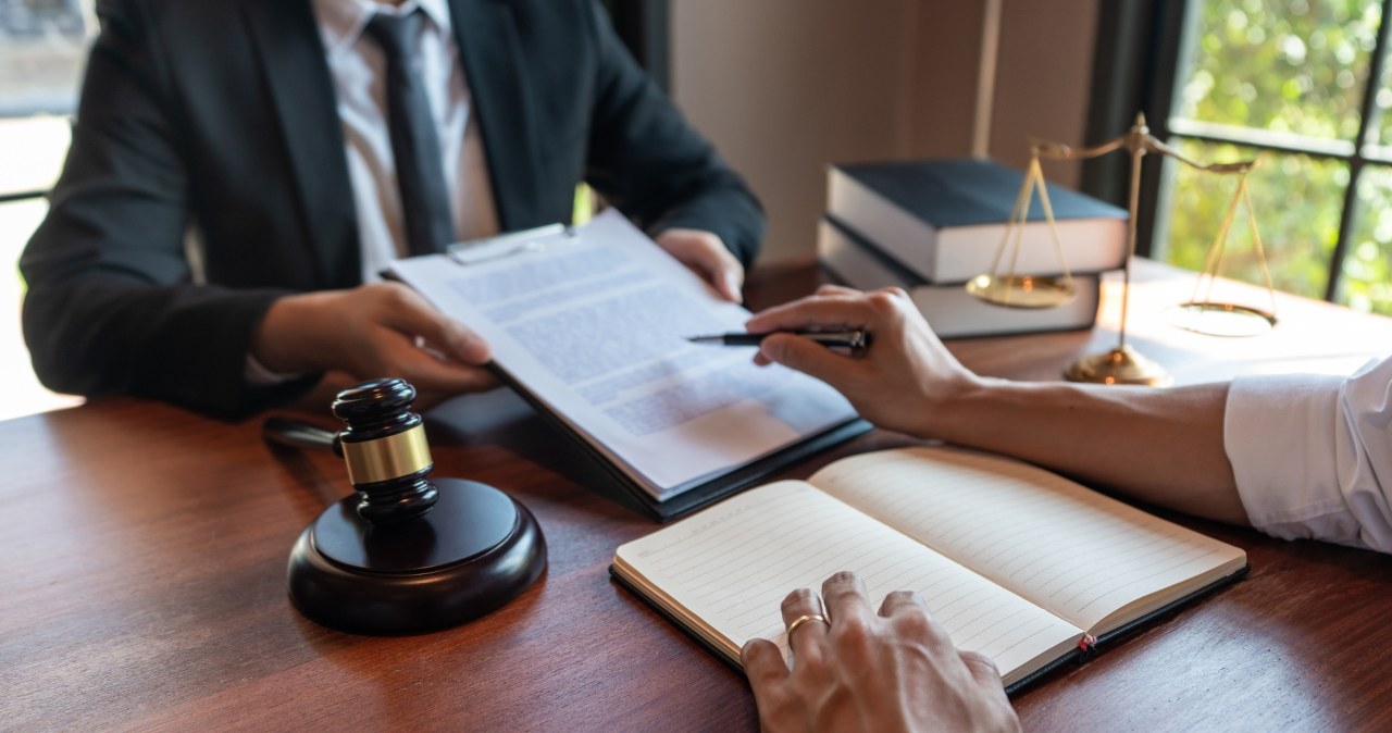 Jak podzielić spadek po rodzicach? Spadkobiercy nie mogą zapomnieć