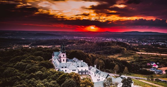 Powierzchniowo większe od Barcelony i Paryża, a do tego posiada pięć rezerwatów przyrody, centrum miasta z urokliwym deptakiem, wiele atrakcyjnych miejsc do zobaczenia, ale także znakomitą drużynę piłki ręcznej. Poznajcie Kielce!