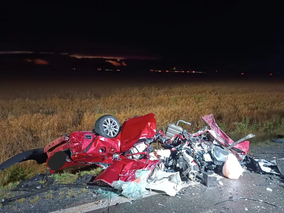 Jedna osoba zginęła na miejscu - to bilans wypadku, do którego doszło na drodze krajowej numer 5 między Kostomłotami a Osiekiem (woj. dolnośląskie). 