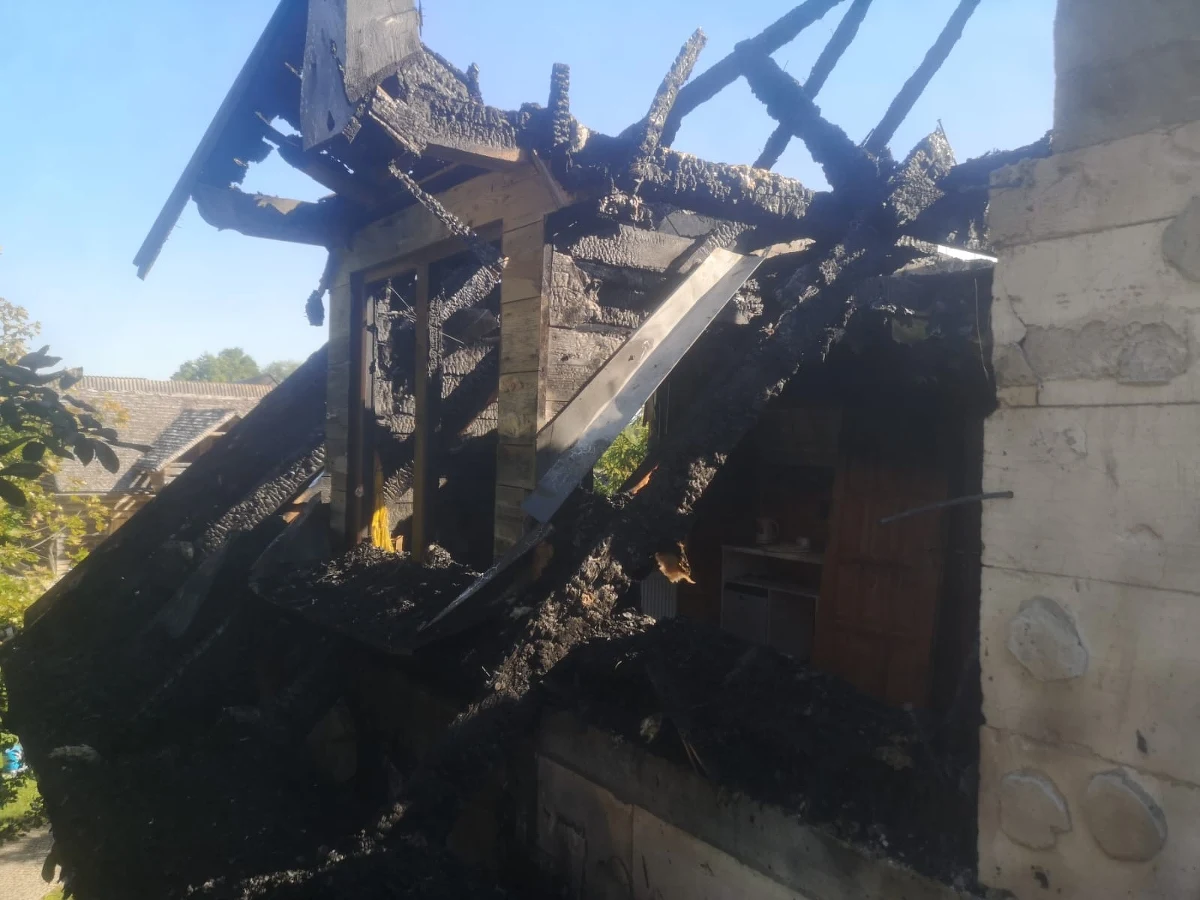 ​Rosochaty Róg to malownicza wieś na Suwalszczyźnie, położona nad wschodnim brzegiem jeziora Wigry. Właśnie tutaj turyści szukają odpoczynku od miejskiego zgiełku, a mieszkańcy utrzymują się z wynajmowania im pokojów. W pensjonacie Wiejski Zakątek nad Wigrami dwa tygodnie temu spłonęła górna kondygnacja. Rodzina, która od kilkudziesięciu lat gości turystów, znalazła się w bardzo trudnej sytuacji.