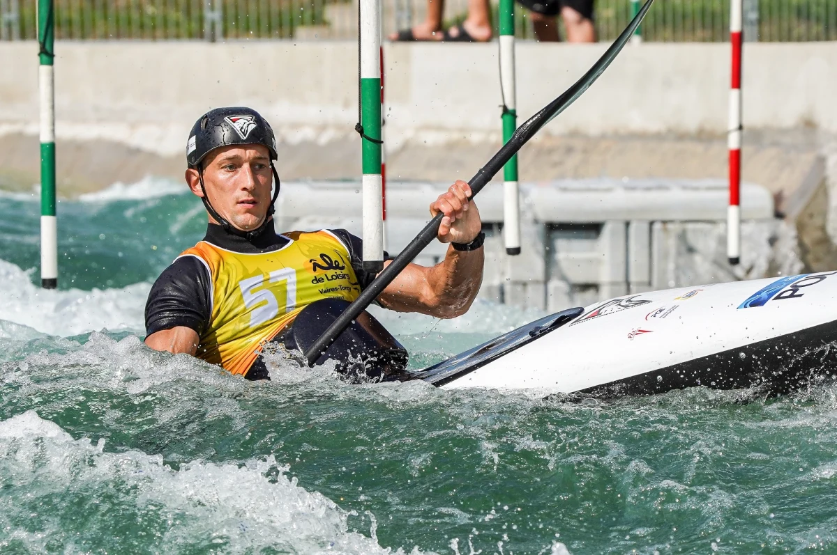 Klaudia Zwolińska, Grzegorz Hedwig i Mateusz Polaczyk - to trójka naszych olimpijczyków, która już trenuje w Paryżu. Przedstawiciele slalomu kajakowego mogą poznać tor, na którym już za trzy tygodnie rozpoczną walkę o olimpijskie medale. Trener reprezentacji Jakub Chojnowski w rozmowie z Patrykiem Serwańskim z redakcji sportowej RMF FM opowiedział, dlaczego taki olimpijski rekonesans jest istotny i czym slalom kajakowy różni się od kayak crossu. W tych dwóch dyscyplinach będzie się toczyć w Paryżu walka o medale.