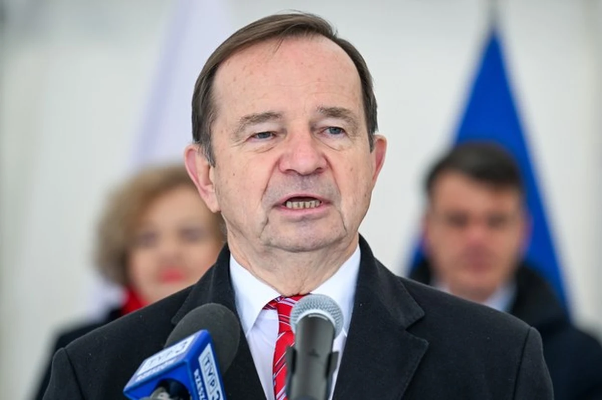 Zarząd województwa podkarpackiego sprzeciwia się planom budowy Centralnego Portu Komunikacyjnego bez kolejowej szprychy łączącej region z lotniskiem w Baranowie - poinformował marszałek Władysław Ortyl. Jak zaznacza, województwo jest "wykreślane z planów inwestycyjnych". 