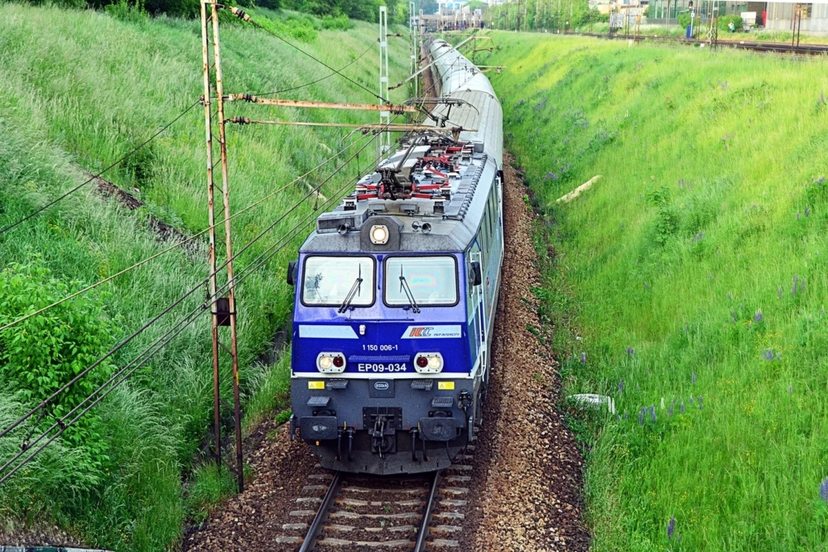 350 osób ewakuowano z pociągu PKP Intercity relacji Olsztyn-Kraków. Skład Orłowicz ma 3 godziny opóźnienia. Powód? Wypadek na torach. 